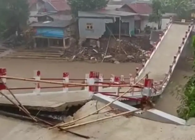 Jembatan Ambruk di Rumpin Putus Akses Warga, Jaro Ade Turun Langsung