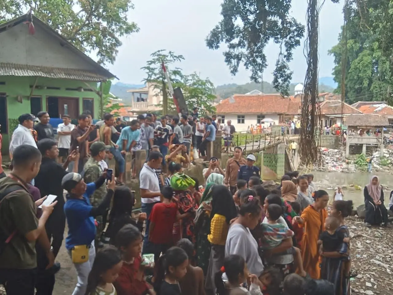 Wakil Bupati Bogor Jaro Ade Tinjau Lokasi Jembatan yang Ambruk di Cigudeg