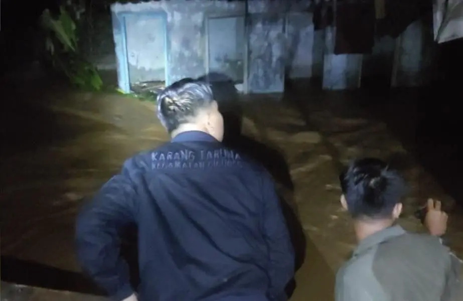 Hujan Deras Picu Banjir di Rengasjajar Bogor, Air Setinggi Pinggang