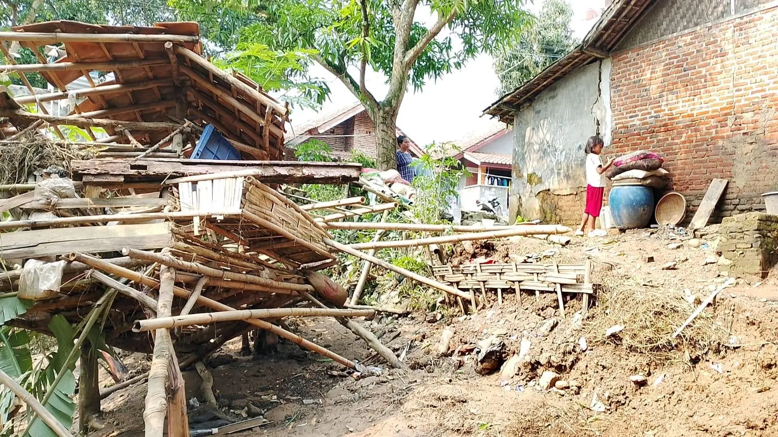 Sungai Cidurian Meluap, Banjir Bandang Jasinga Kabupaten Bogor Isolasi Warga