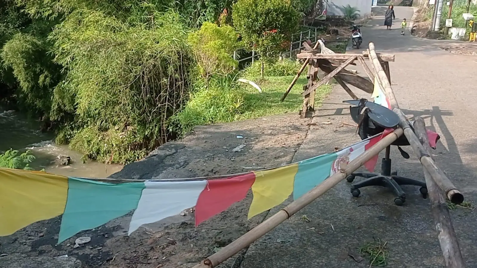 Ambruk Diterjang Banjir, Jembatan Sukamakmur di Ciomas Bogor Putus