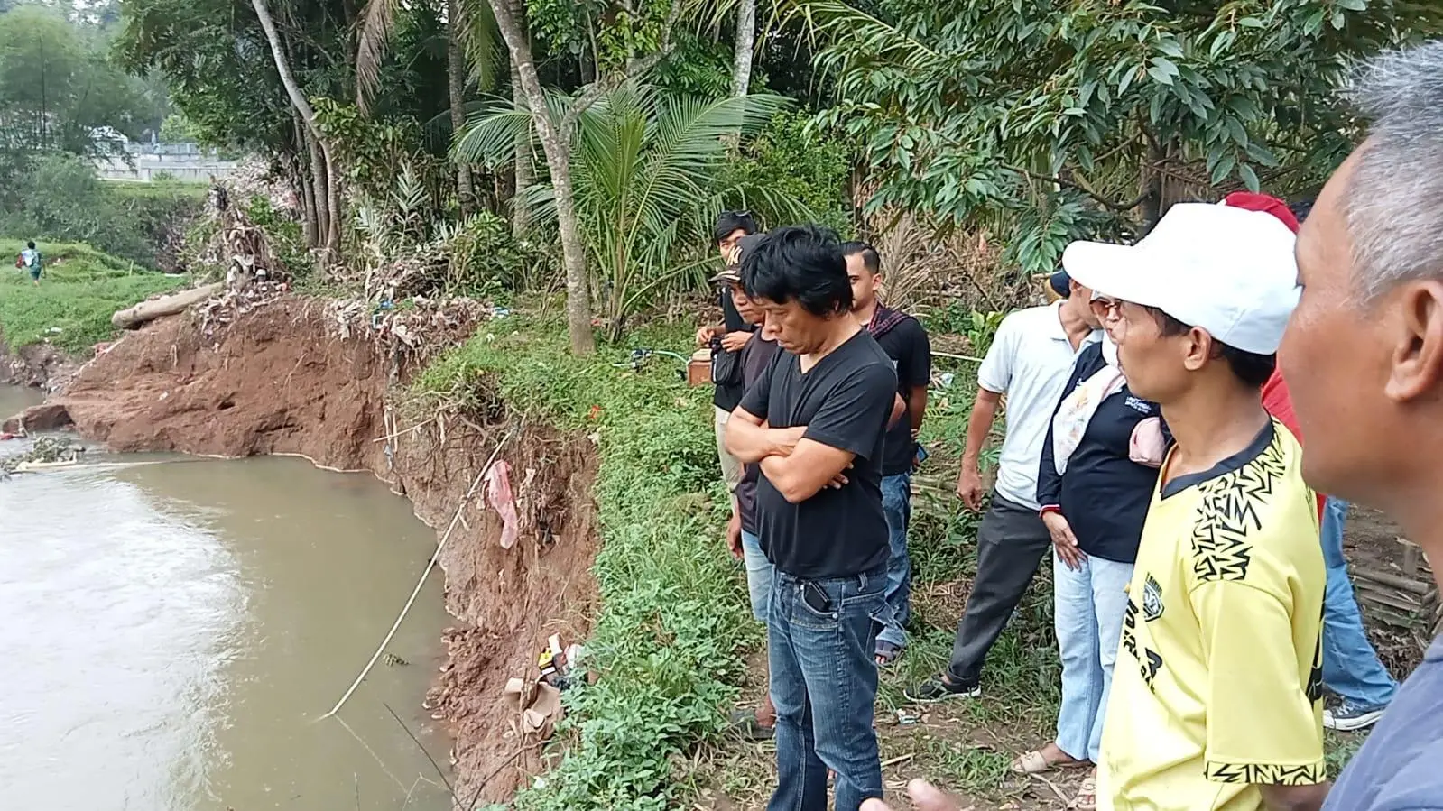 Adian Napitupulu Susuri Sungai Cipangaur, Tinjau Korban Banjir di Jasinga
