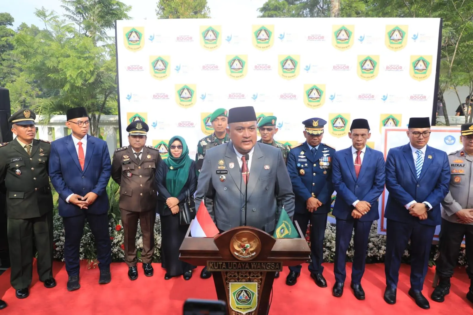 Bupati Bogor, Rudy Susmanto Pimpin Upacara Hardiknas Tahun 2026 di Taman Makam Pahlawan Pondok Rajeg