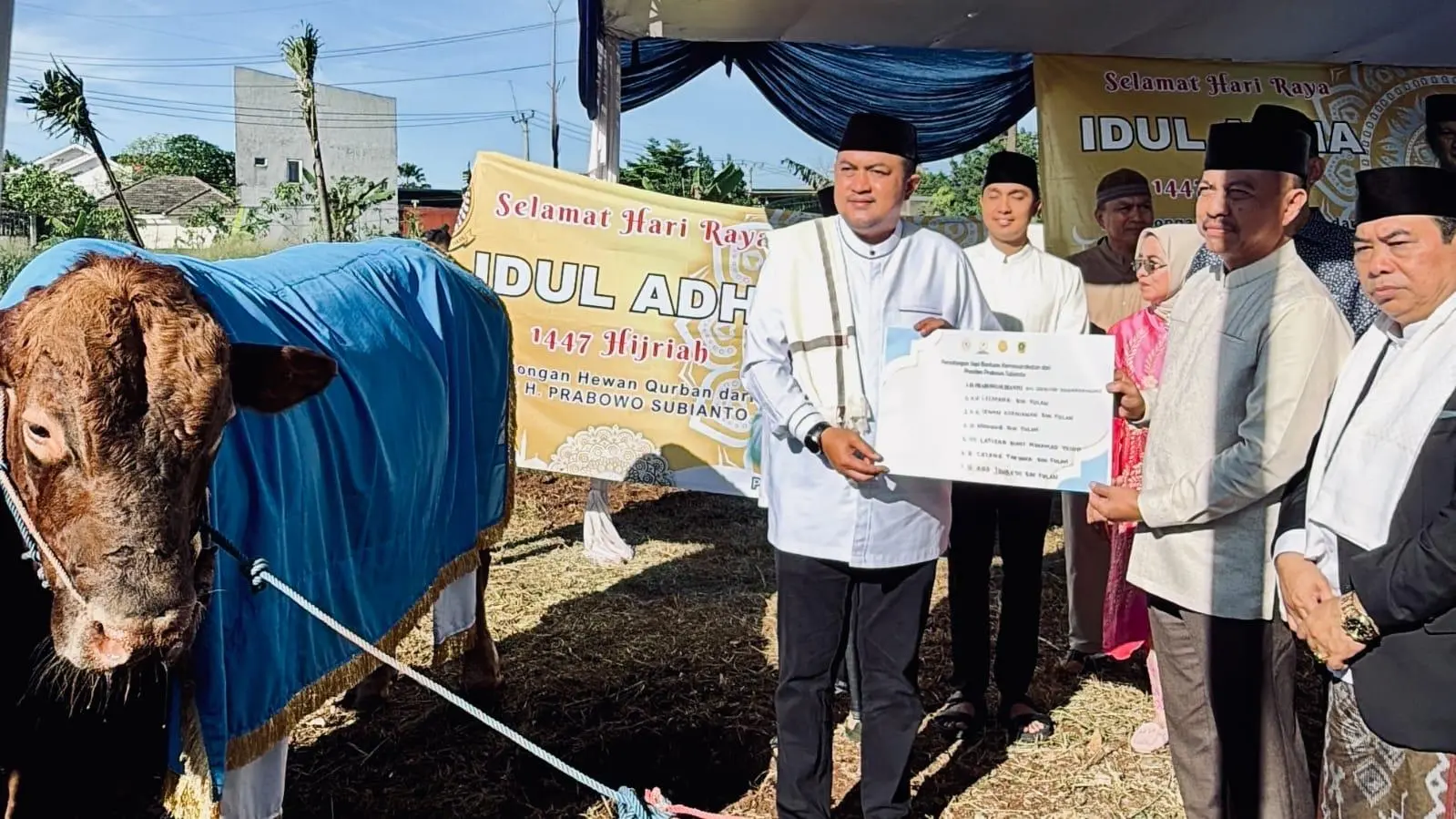 Bupati Bogor Serahkan Hewan Kurban Bantuan Presiden RI kepada DKM Masjid Raya Nurul Wathon